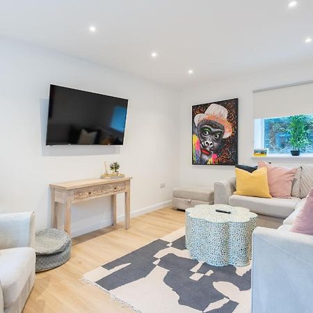 The Pinkish House - 4 Bed Home In The Town Centre ブレアゴーリー エクステリア 写真