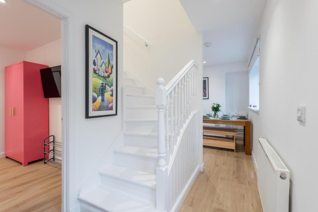 The Pinkish House - 4 Bed Home In The Town Centre ブレアゴーリー エクステリア 写真