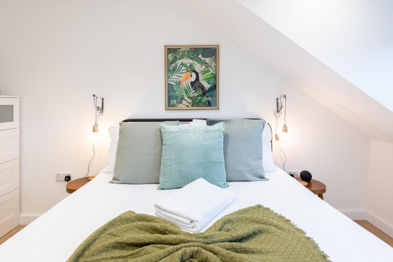 The Pinkish House - 4 Bed Home In The Town Centre ブレアゴーリー エクステリア 写真