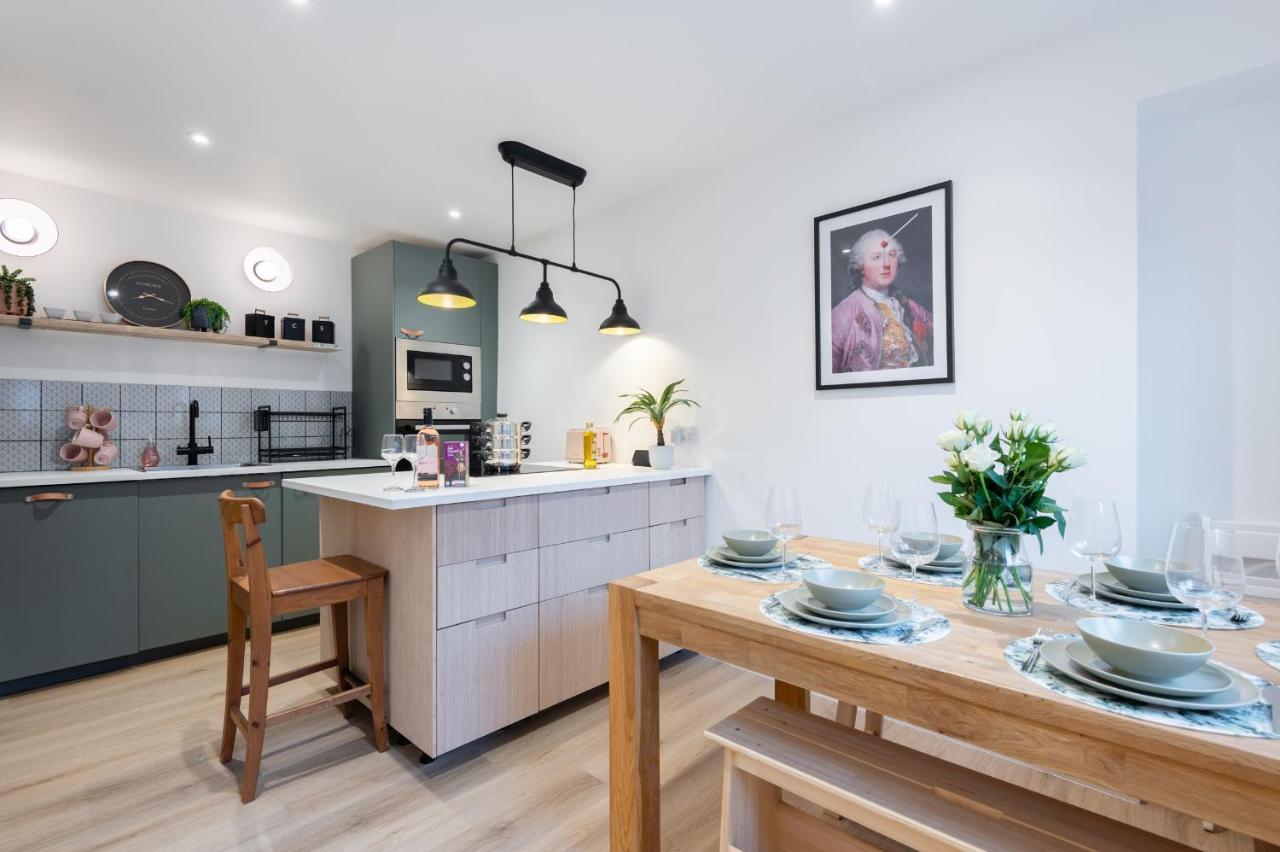 The Pinkish House - 4 Bed Home In The Town Centre ブレアゴーリー エクステリア 写真