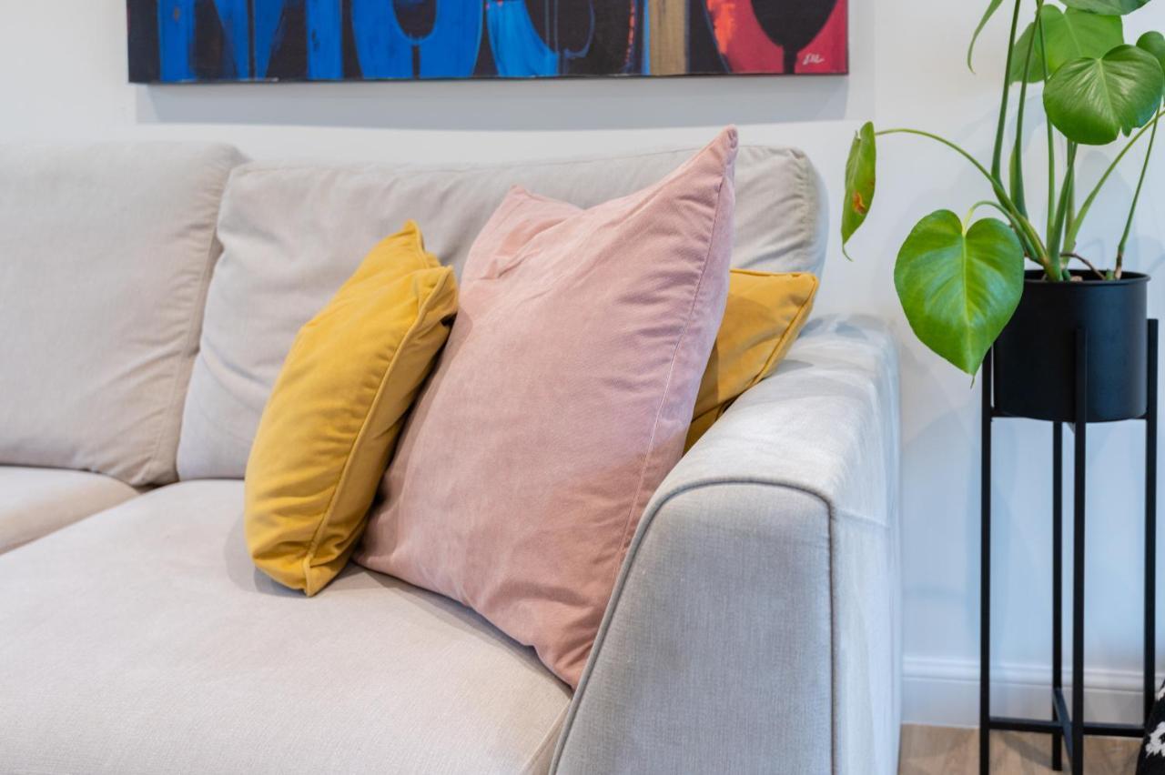 The Pinkish House - 4 Bed Home In The Town Centre ブレアゴーリー エクステリア 写真