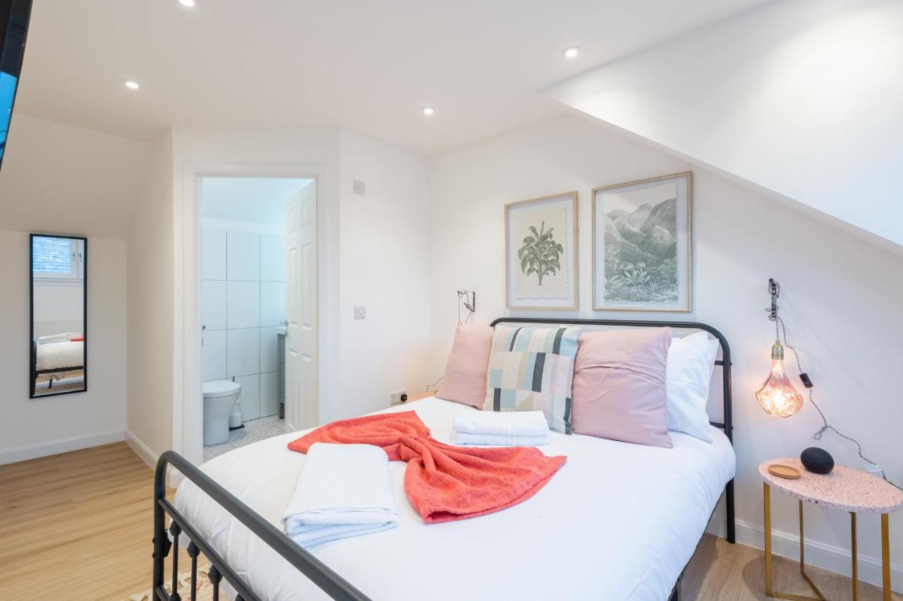 The Pinkish House - 4 Bed Home In The Town Centre ブレアゴーリー エクステリア 写真